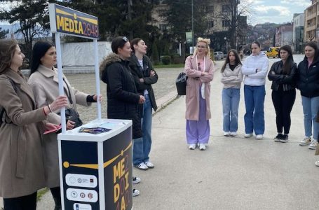 Studenti Žurnalistike i Komunikologije u uličnoj akciji „Mediji 2040“