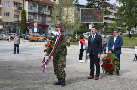 Polaganjem venaca na spomen obeležja u Gornjem Milanovcu obeležen Dan opštine