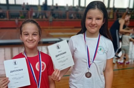 GK Takovski grm: Simona i Teodora prvo i drugo mesto na takmičenju u gimnastici