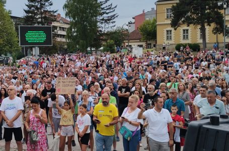 Sinoć na trgu u Milanovcu više od 2000 ljudi; govorili Ivanka Popović, Duško Brković i Ivan Bjelić
