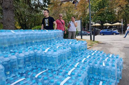 UZINAT kupio vodu za vrtić, pa je podelio građanima; u PU „Sunce“ imaju dovoljno zaliha, kaže direktorka Milović