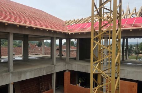 Postavljena krovna konstrukcija na objektu novog vrtića u Nevadama