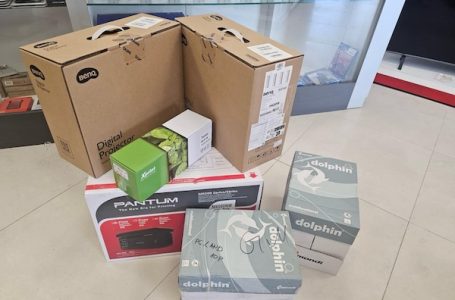 Grupa roditelja donirala Trećoj osnovnoj projektore i štampače