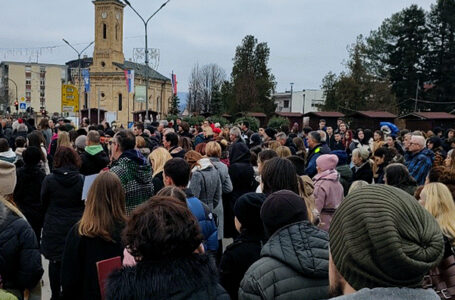 Peti petak sećanja na 15 žrtava novosadske tragedije; u Milanovcu najviše okupljenih do sada (FOTO+)