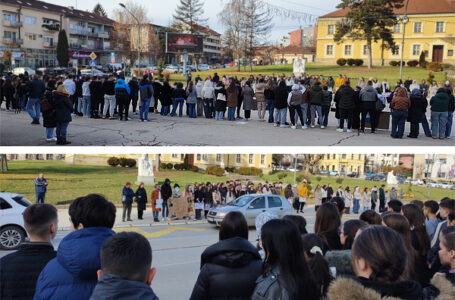 Đaci danas na centru, pridružili im se i drugi sugrađani – 15 minuta tišine za 15 žrtava korupcije (FOTO+)