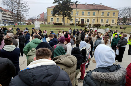 Maturantskim časom blokirana glavna ulica u Milanovcu na 15 minuta tišine za stradale u Novom Sadu