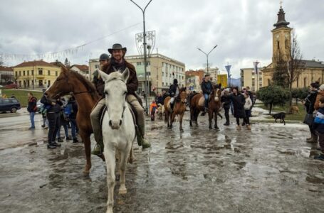 „Božični konji“ i ove godine defilovali gradom (+FOTO)