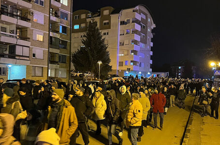 Milanovac u protestima: Večeras najveća buka pored prostorija SNS-a (+FOTO)