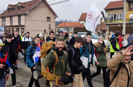 Milanovački studenti i maturanti s kolegama iz Čačka krenuli peške za Kragujevac (+FOTO)