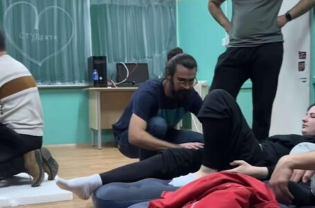 Studenti koji su prenoćili u Kniću nastavljaju put i poručuju – Orni smo, nasmejani i uporni