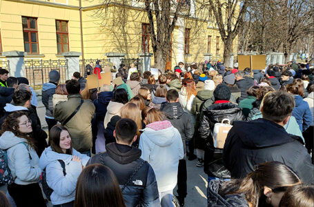 U sredu i Sindikat obrazovanja GM uz nastavnike na skupu ispred Prve osnovne