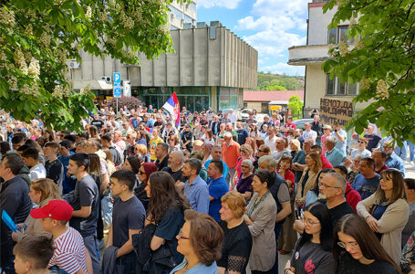 Protest podrške ispred Prve osnovne: „Gde je trebalo da stanu nastavnici, iza onih koji gaze decu, ili uz decu?“ (+VIDEO)