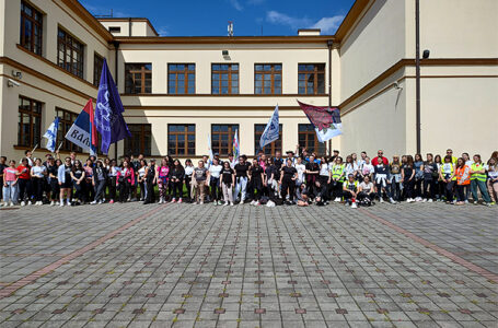 Milanovački srednjoškolci krenuli peške na sutrašnji protest u Čačku (foto+)