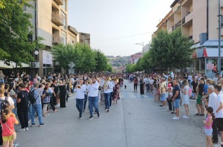 Maturanti Ekonomsko-trgovačke škole sutra uveče šetaju centrom grada – poziv sugrađanima da ih isprate