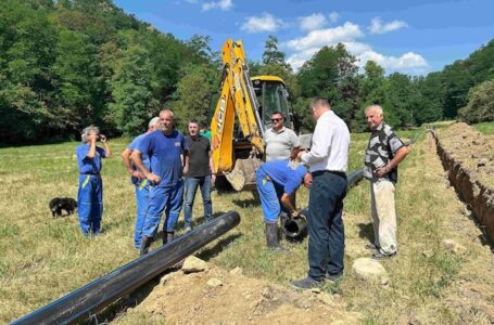 Zamena dotrajalih cevi u Beršićima – Lazić: Gubici u mreži biće smanjeni za 10 litara u sekundi