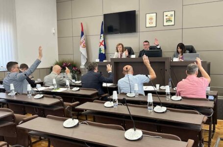 Opštinsko veće usvojilo prvi rebalans budžeta – svaki učenik dobija 10.000 dinara za udžbenike