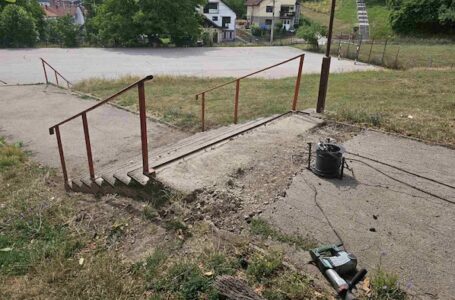 Stepenište ka školi „Sveti Sava“ konačno u rekonstrukciji