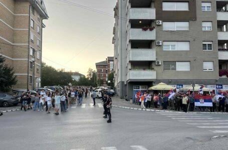 Komemorativna šetnja i sećanje na 16 života: SNS pristalice sa zastavama ispred prostorija partije