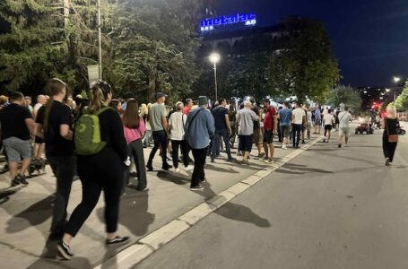 Protest „Gornji Milanovc protiv represije“ – Šetnja i pesma pred kućom predsednika opštine