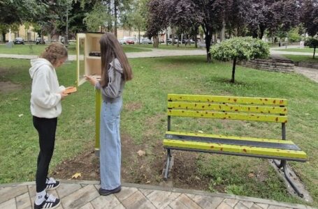 Gornji Milanovac dobio solarnu klupu i malu biblioteku u okviru projekta „Niklo kao ja“