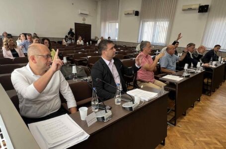 Opštinsko veće: Cena grejanja ostaje ista, uvodi se trogodišnji program kontrole vazduha, podržana i dodatna ulaganja u škole i infrastrukturu