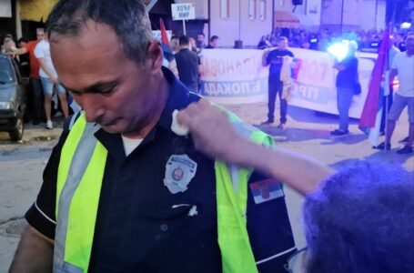 Građanin se izvinio policajcu pogođenom jajetom tokom protesta