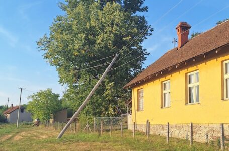 Apel meštana: Hitno ukloniti banderu koja visi nad parohijskim domom u Šilopaju