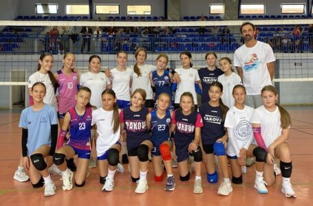 Turnir u Kragujevcu doneo radost i uspehe mladim odbojkašicama „Takova“