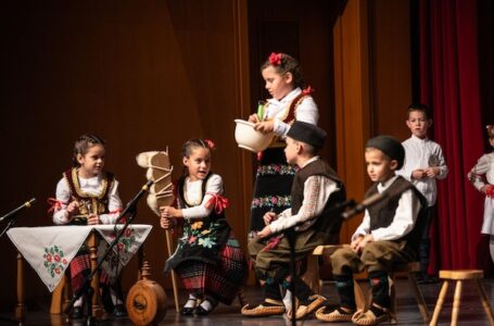 Mali umetnici, velika scena: „Folklorištance“ očaralo publiku igrom, glumom i osmesima