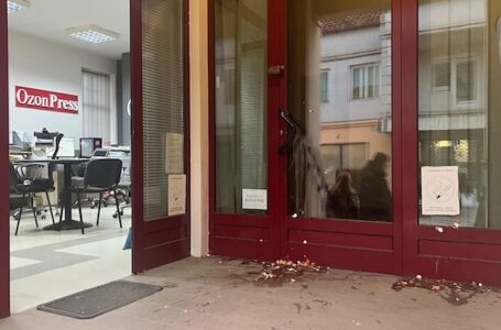 ANEM ALARM: Redakcije OzonPressa i Čačanskih novina gađali jajima