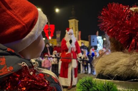 Opština Gornji Milanovac podelila novogodišnje paketiće najmlađima