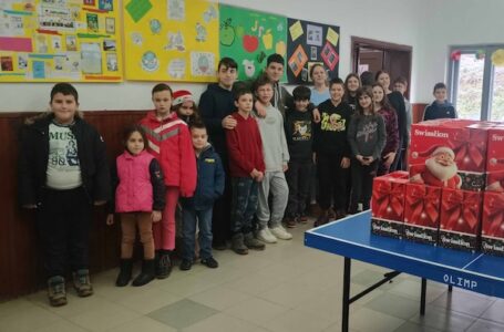 Bivši učenici obradovali nove generacije: Novogodišnji paketići za decu u Ugrinovcima, Zagrađu i Trudelju