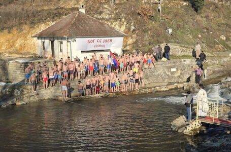 Praznik vere i hrabrosti na Dičini: Na Savincu za Časni krst zaplivala 82 učesnika