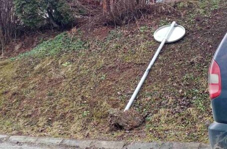 ČITALAC REPORTER: Oboren saobraćajni znak u Jakova Obrenovića