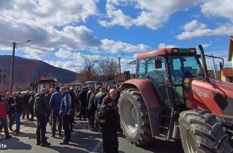 Poljoprivrednici nastavljaju blokadu u Takovu: Sutra od 12 sati do ispunjenja zahteva