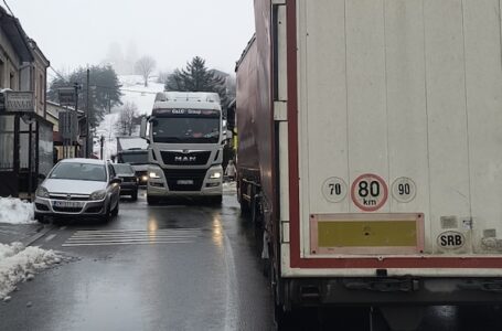 Apel sa Rudnika: Šleperi otežavaju saobraćaj i stvaraju svakodnevne zastoje