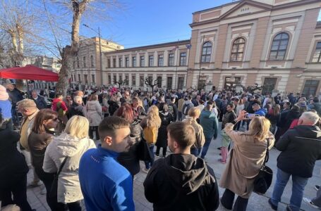 Građani i kolektiv Gimnazije „Takovski ustanak” stali u odbranu direktorke i humanitarnog turnira