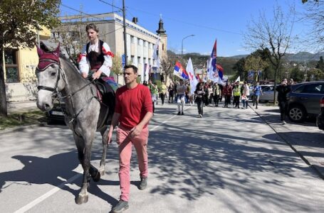 Studenti u „ustaničkom maršu“ ka Takovu povodom godišnjice Drugog srpskog ustanka
