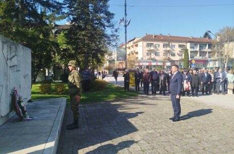 Polaganje venaca u Gornjem Milanovcu povodom Dana opštine i 211 godina od ustanka