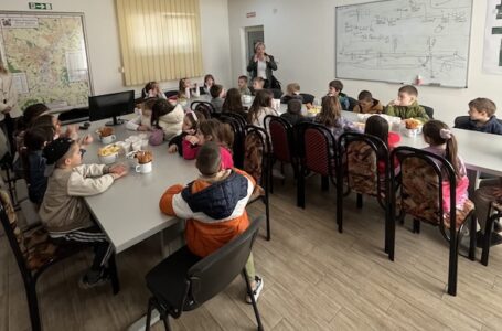 Mališani iz vrtića „Sunce“ učili o značaju vode u JKP „Gornji Milanovac“