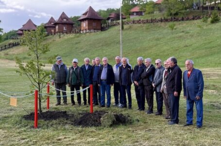 Bivši pitomci Vojne škole JNA u Koštunićima zasadili „Drvo prijateljstva“ nakon 57 godina