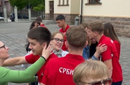 Ogledalo škole i ponos grada: Dvorište Gimnazije u znaku svečanog dočeka milanovačkih šampiona (FOTO)