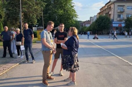 Nesvakidašnja scena u centru grada: Jadranka Dostanić i studenti u razgovoru, pristalice SNS-a i građani sa suprotnih strana ulice