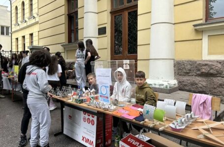 Humanitarna izložba: Učenici prodajom radova podržali Narodnu kuhinju
