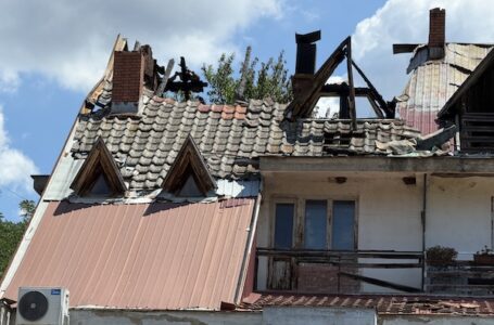 Požar u centru Vraćevšnice: Izgoreo jedan stan, dve žene privremeno smeštene (FOTO)
