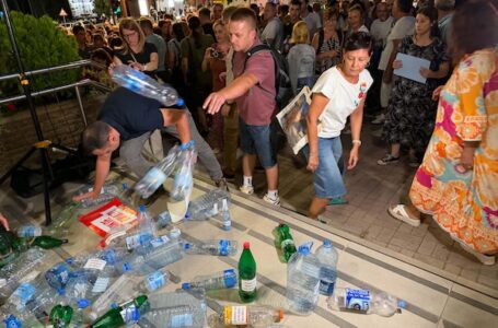 Prazne flaše pred Opštinom: Protest zbog vode u Gornjem Milanovcu, studenti zatražili ostavke
