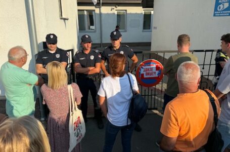 Jutros novo okupljanje ispred JKP-a: Građani tražili razgovor sa rukovodstvom