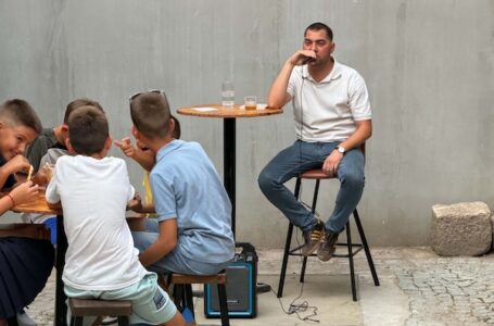 „Nisam književnik, već neko ko je napisao ono što mu je bilo na duši“: Milutin Davidović predstavio „Sklopljenih očiju“ u Gornjem Milanovcu
