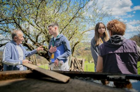 Studenti u Kamenici razgovarali sa meštanima, obilazak sela nastavljaju u Takovu
