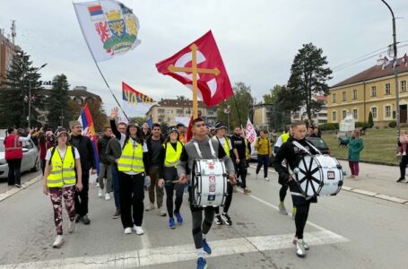 Oko 150 studenata i građana iz Gornjeg Milanovca krenulo peške ka Beogradu (+VIDEO)